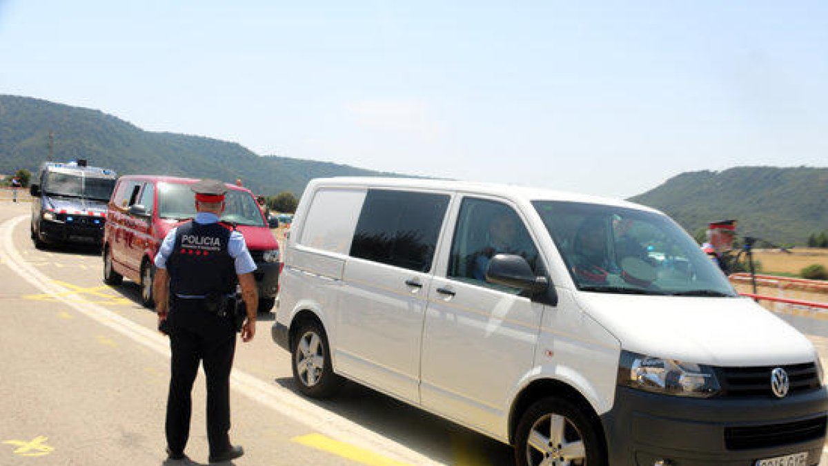 Las dos furgonetas donde viajan los siete presos independentistas llegan a Lledoners custodiados por los Mossos d'Esquadra.