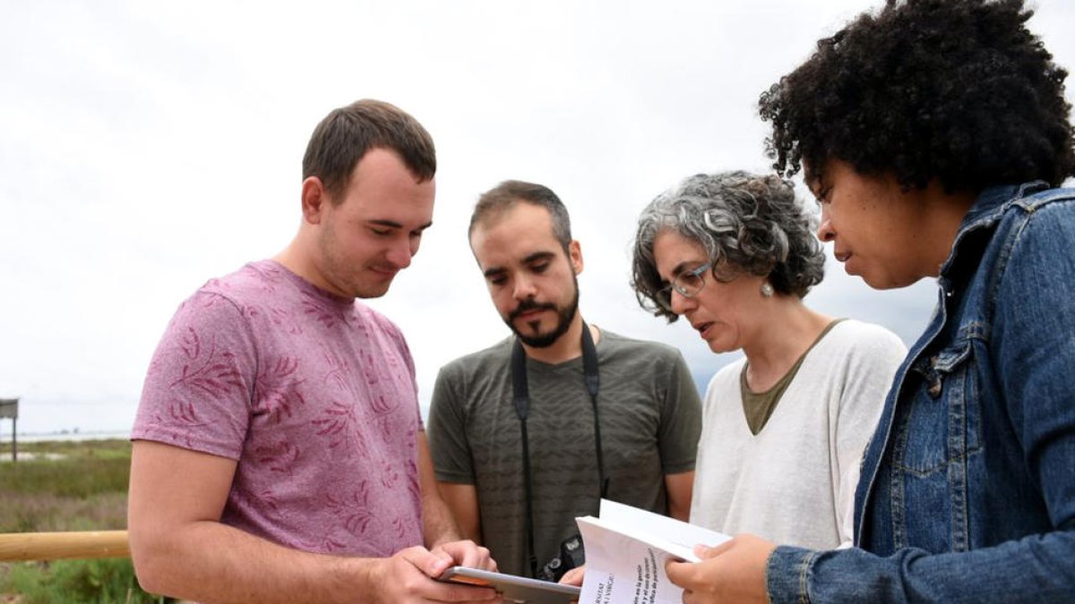 Los investigadores del Departamento de Geografía de la URV, Aitor Àvila, Joan Jurado, Yolanda Pérez y Amalia Palacios, durante una visita de trabajo de campo en el Delta de l'Ebre.