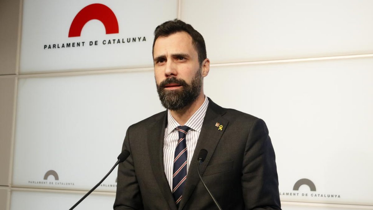 El president del Parlament, Roger Torrent, al faristol del Parlament el 10 de gener del 2019.