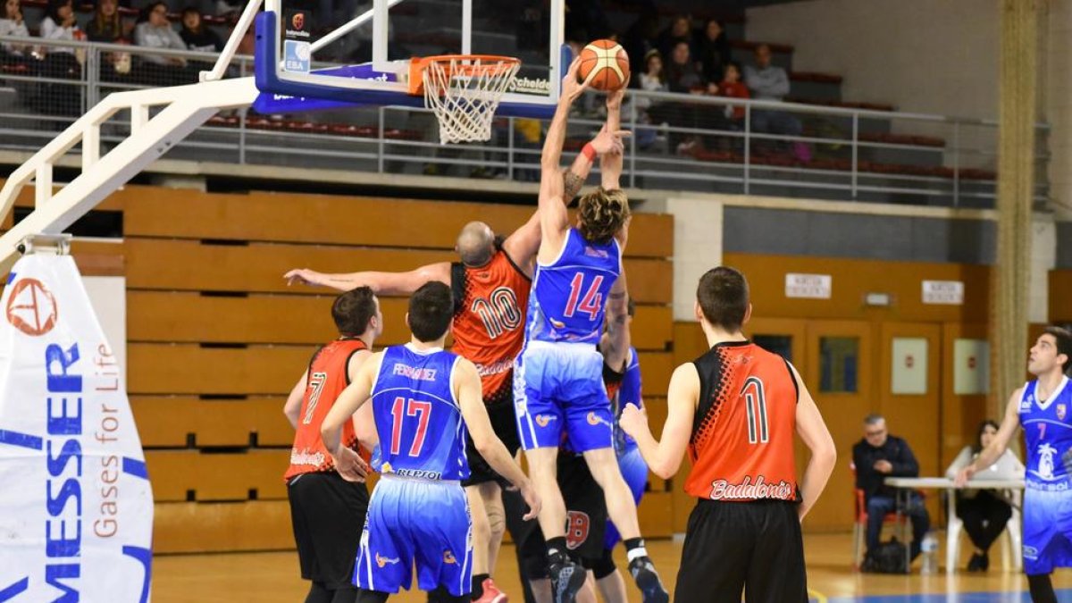 Una de las jugadas del partido disputado ayer tarde en el pabellón del Serrallo.