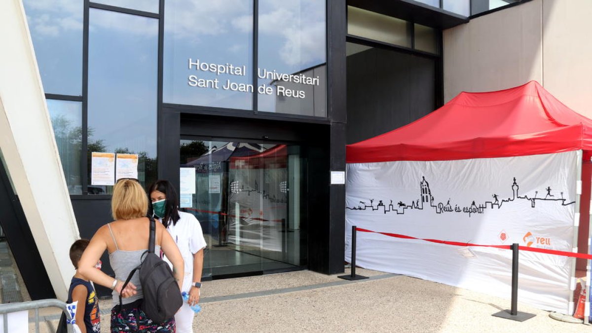 Acceso lateral del Hospital de Reus, por donde entran las personas que se quieren hacer las pruebas PCR.