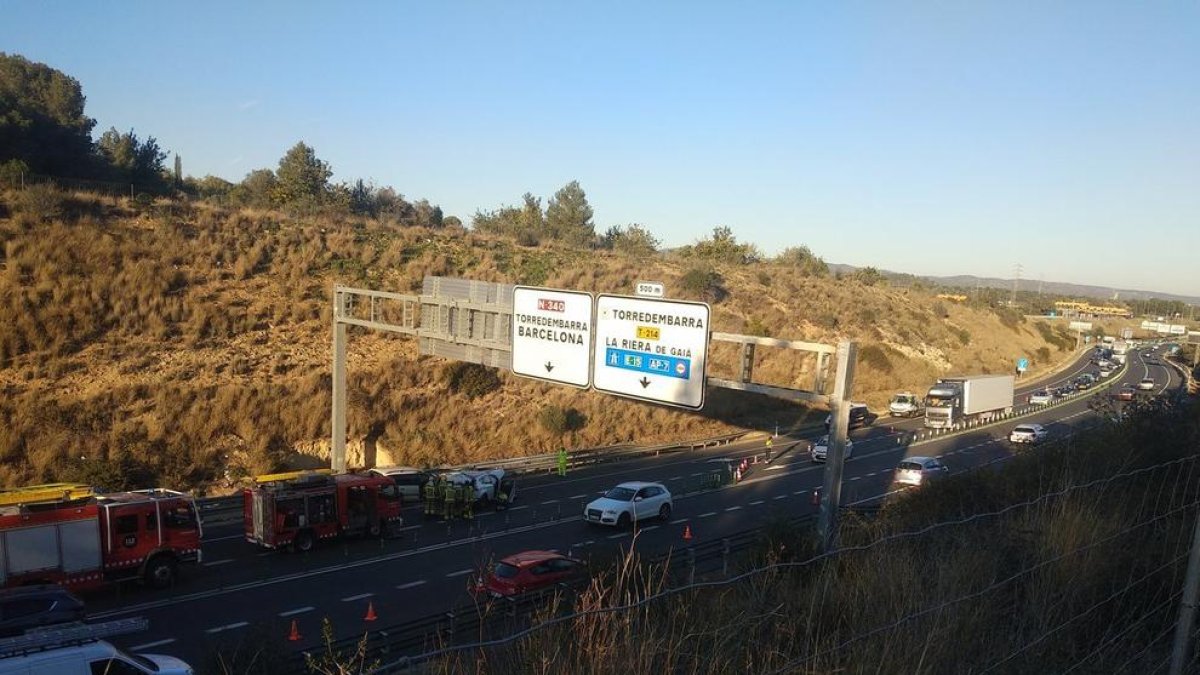 Un dels cotxes ha envaït el carril contrari impactant frontalment amb un segon vehicle.