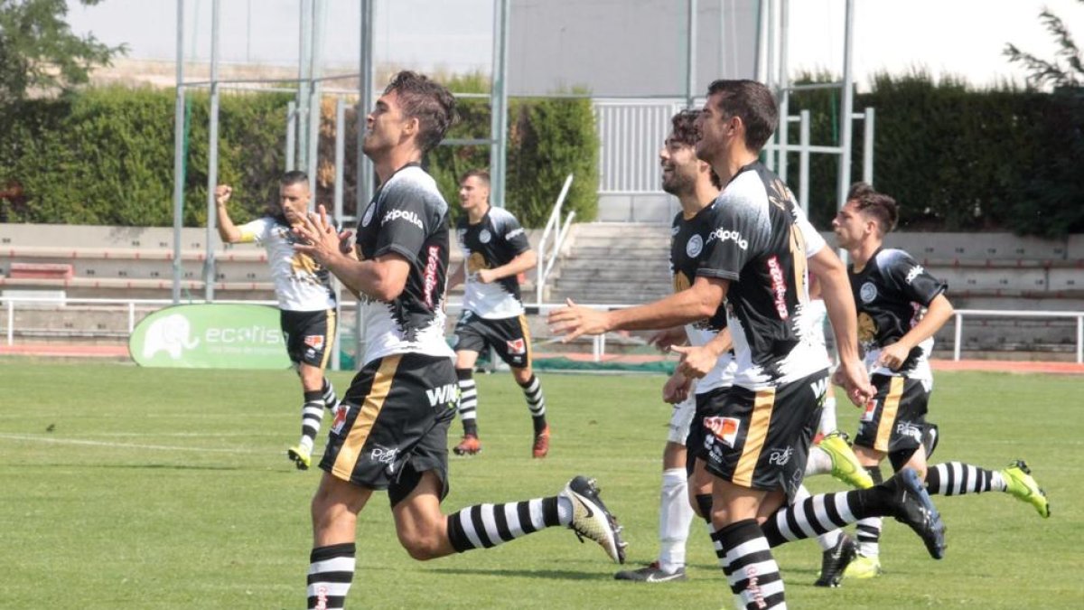 Ribelles (esquerra) celebrant un gol amb Unionistas.