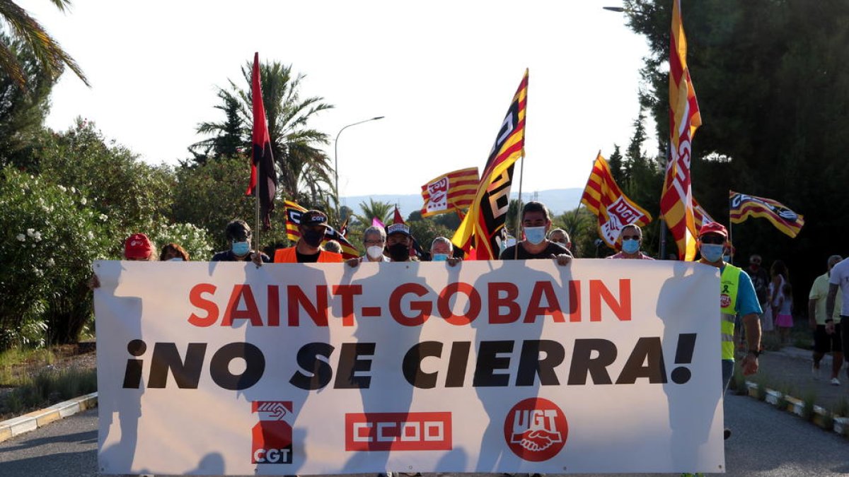 La capçlaera de la manifestació dels treballadors de la fàbrica de Saint-Gobain de l'Arboç en la mobilització de diumenge.