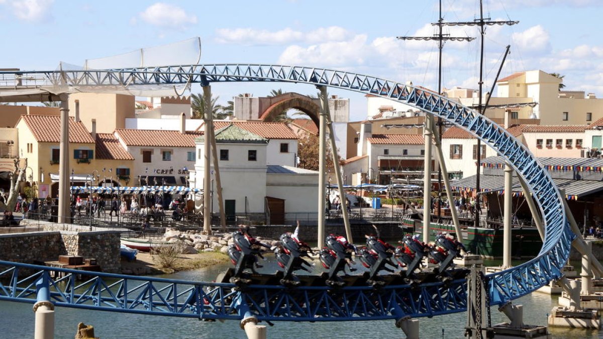 Plano abierto de la atracción Furius Baco de PortAventura, funcionando en el área de Mediterráneo.
