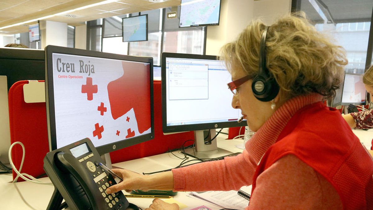 Una voluntaria de Cruz Roja llamando a un usuario para informarlo sobre el coronavirus.