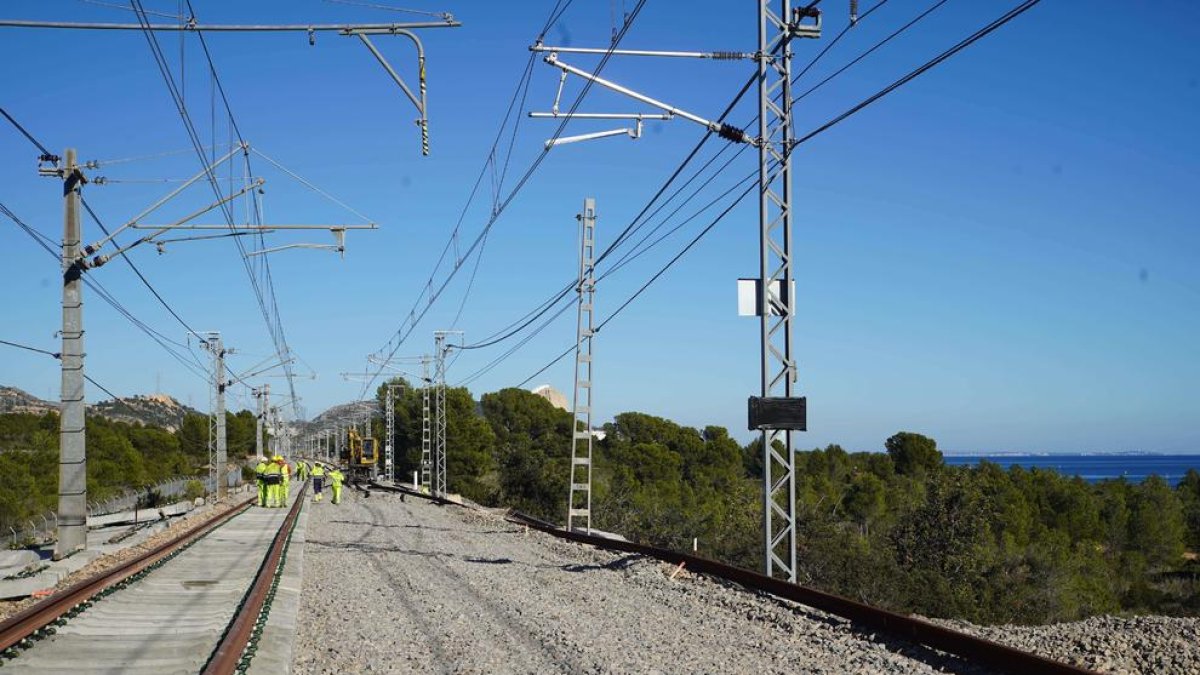 Operaris d'Adif treballant ahir en la connexió de la variant ferroviària entre Vandellòs i Tarragona.