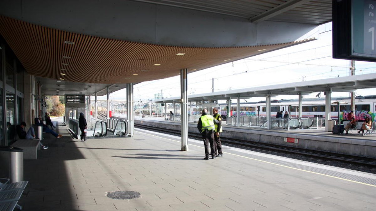 Plano general de la estación de Tarragona, con pocos viajeros esperando el tren a media mañana, en la primera jornada de puesta en funcionamiento del nuevo tramo del corredor mediterráneo.