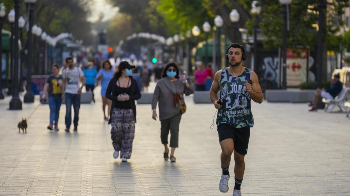 Imagen de archivo de personas paseando por la Rambla Nova de Tarragona.