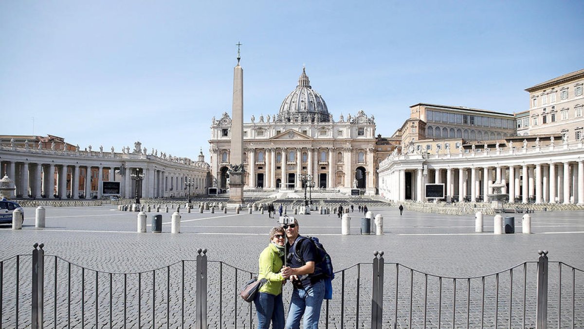 Imagen de turistas delante de la plaza de Sant Pere, casi vacía, en Roma.