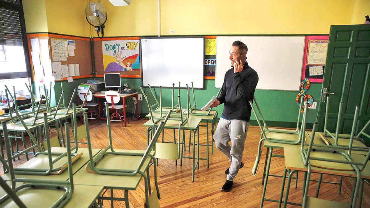 Imatge d'una aula buida de nens a una escola de la comunitat de Madrid.