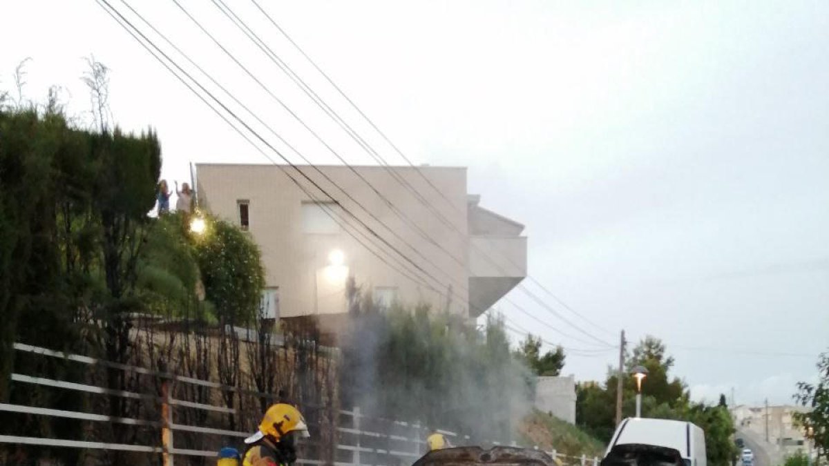 Un bombero sofocando el fuego.