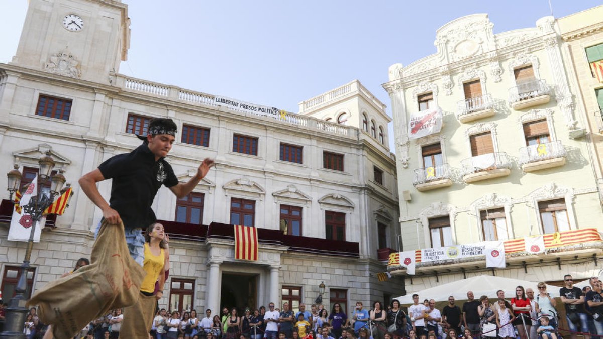 Una de les competicions que es van realitzar ahir a la tarda al Mercadal era una cursa de sacs.