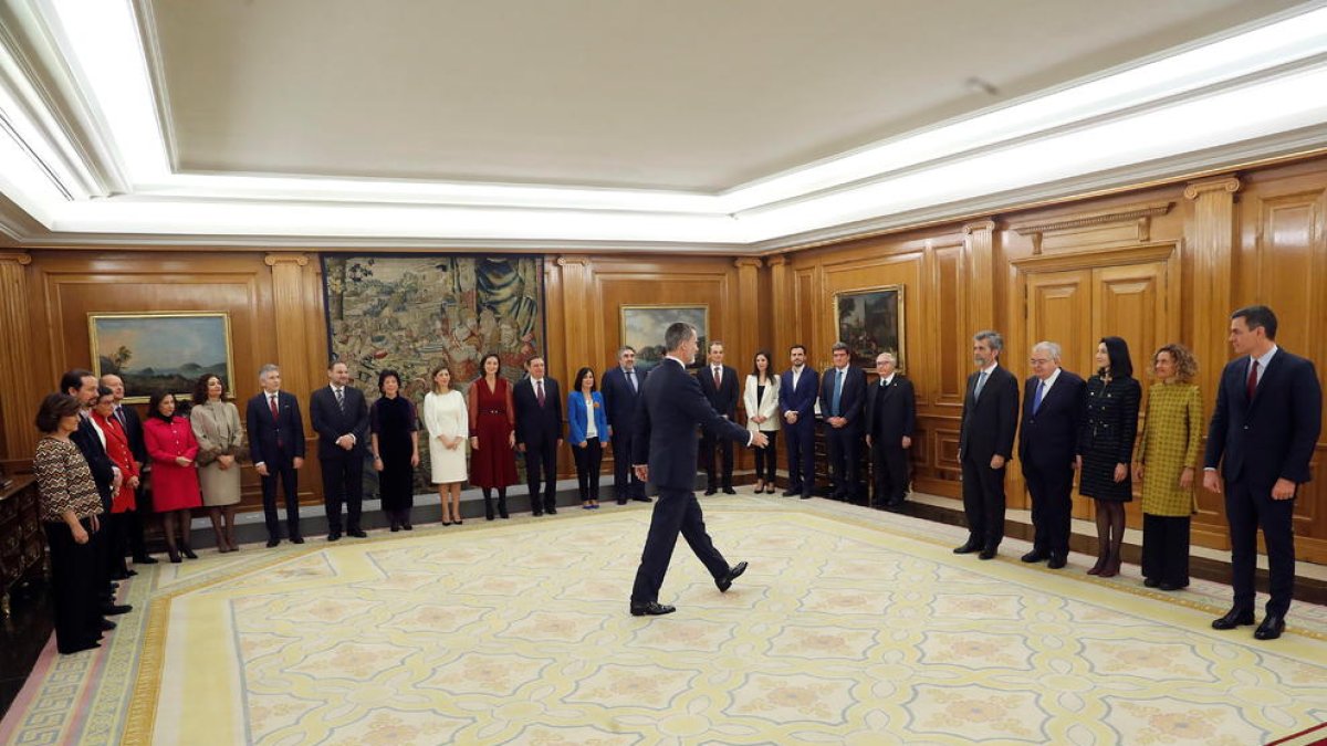 Els 22 ministres del nou govern de Pedro Sánchez a l'acte de promesa del càrrec davant del rei Felip VI al Palau de la Zarzuela.