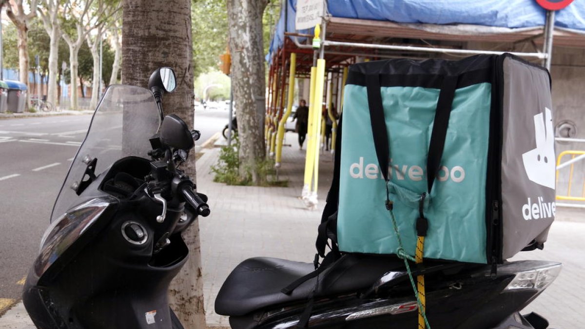 Una motocicleta de reparto de comida a domicilio que hace el servicio para Deliveroo.