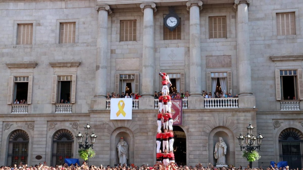 Imatge general dels Castellers de Barcelona descarregant el 3 de 8 en la diada de la Mercè, el 22 de setembre del 2019.