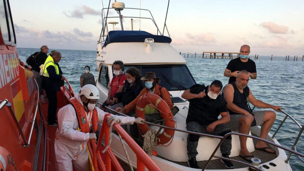 Pla general dels treballadors de les Salines de la Trinitat rescats per Salvament Marítim de Tarragona.