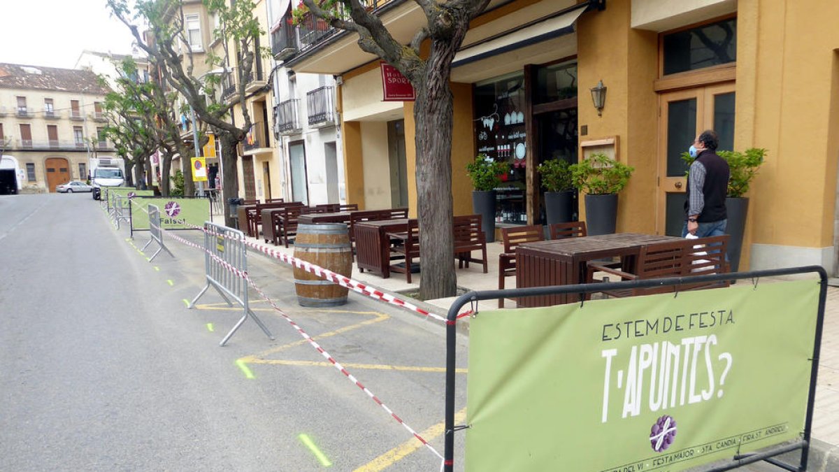 Los trabajos provisionales hechos para suprimir las plazas de aparcamiento de la calle Miquel Barceló en Falset