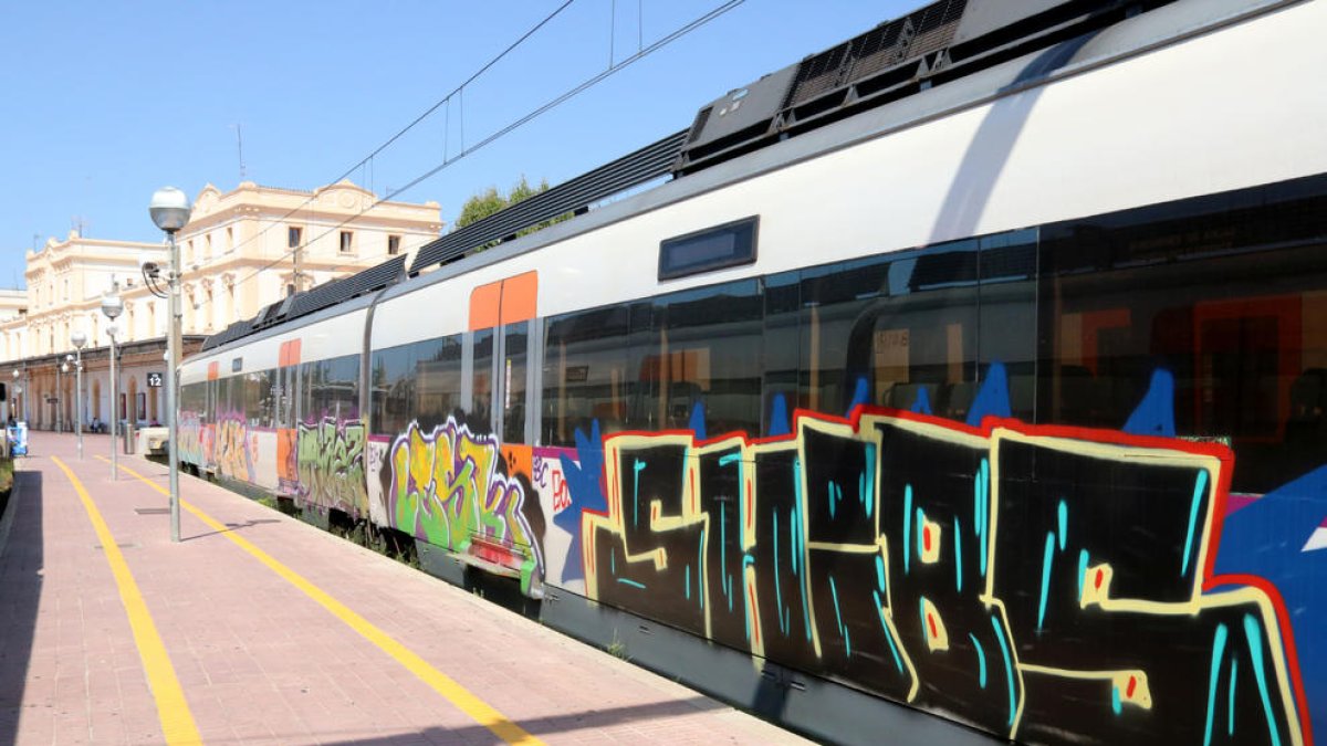 Un tren de Rodalies ple de pintades amb grafits aparcat a l'estació de Vilanova i la Geltrú.