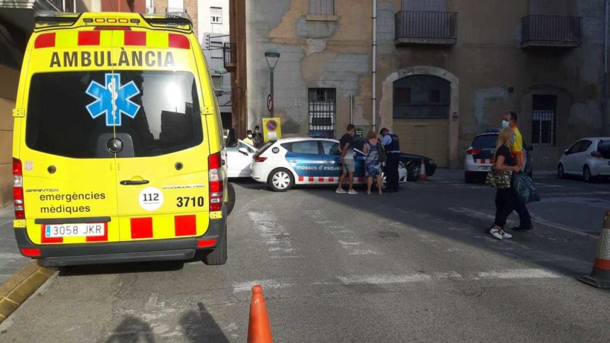 Imagen de los servicios de emergencias en la calle Nou de Sant Pau.