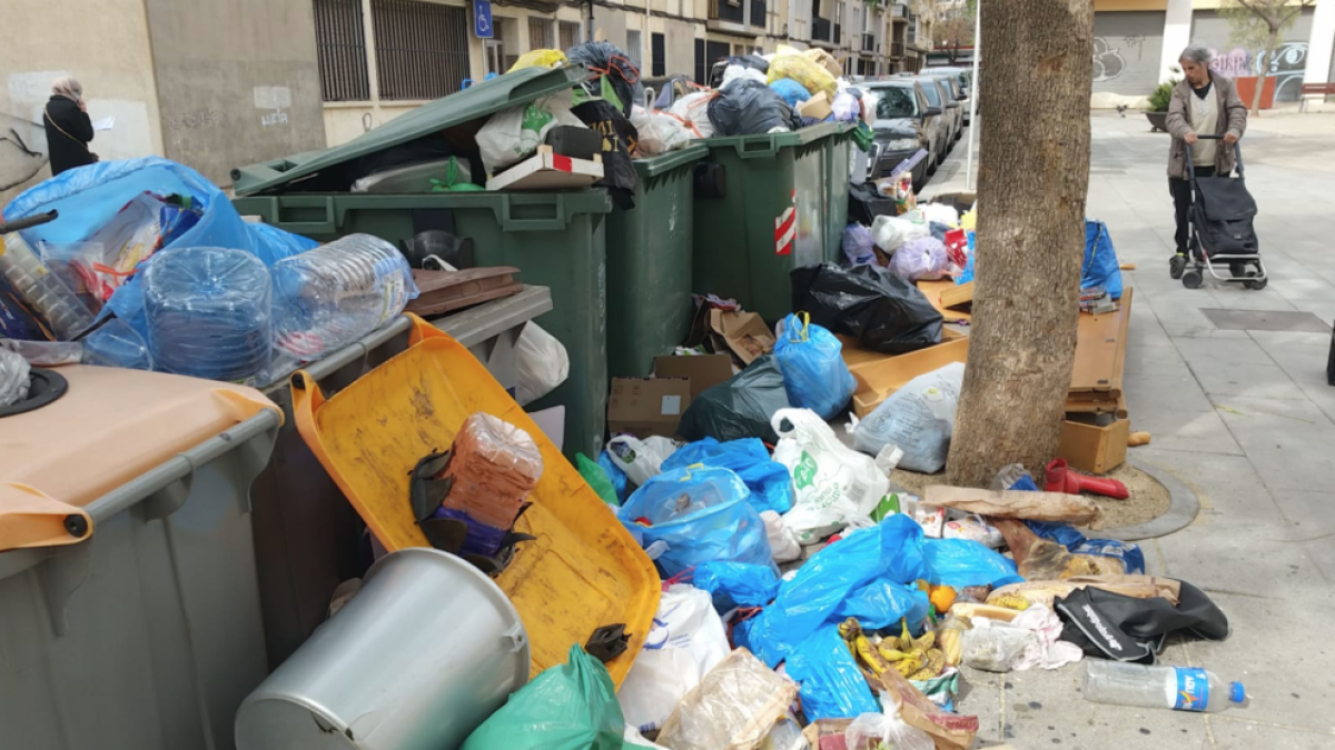 Contenidors plens al voltant de la plaça de Teresa Miquel i Pàmies.