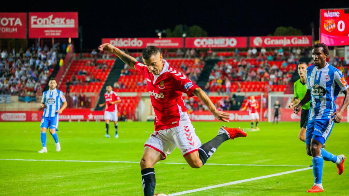 Abraham Minero intenta una centrada des de la banda esquerra durant el Nàstic-Deportivo de la present temporada.