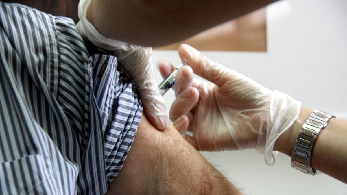 Un hombre poniéndose una vacuna