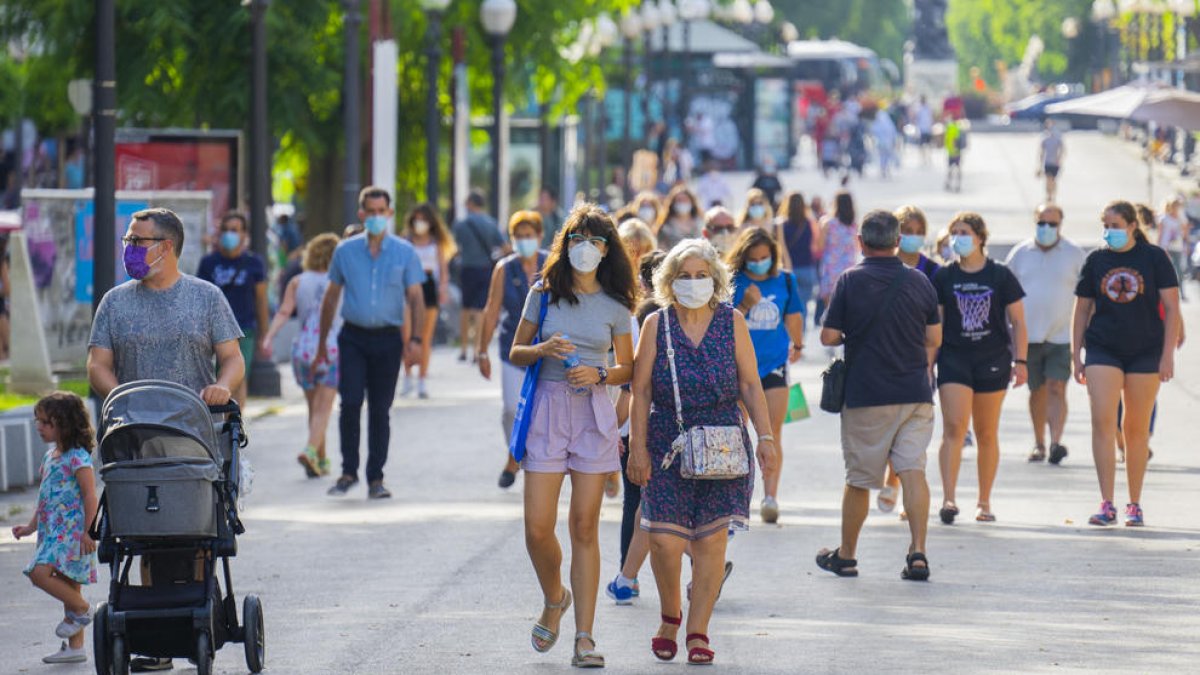 Gente paseando por la Rambla Nova de Tarragona cumpliendo la normativa de la mascarilla.