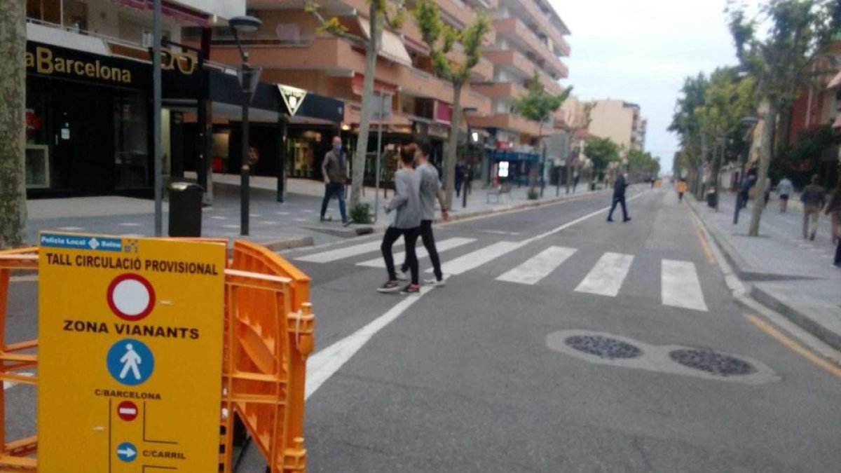 La calle Barcelona de Salou, cortada