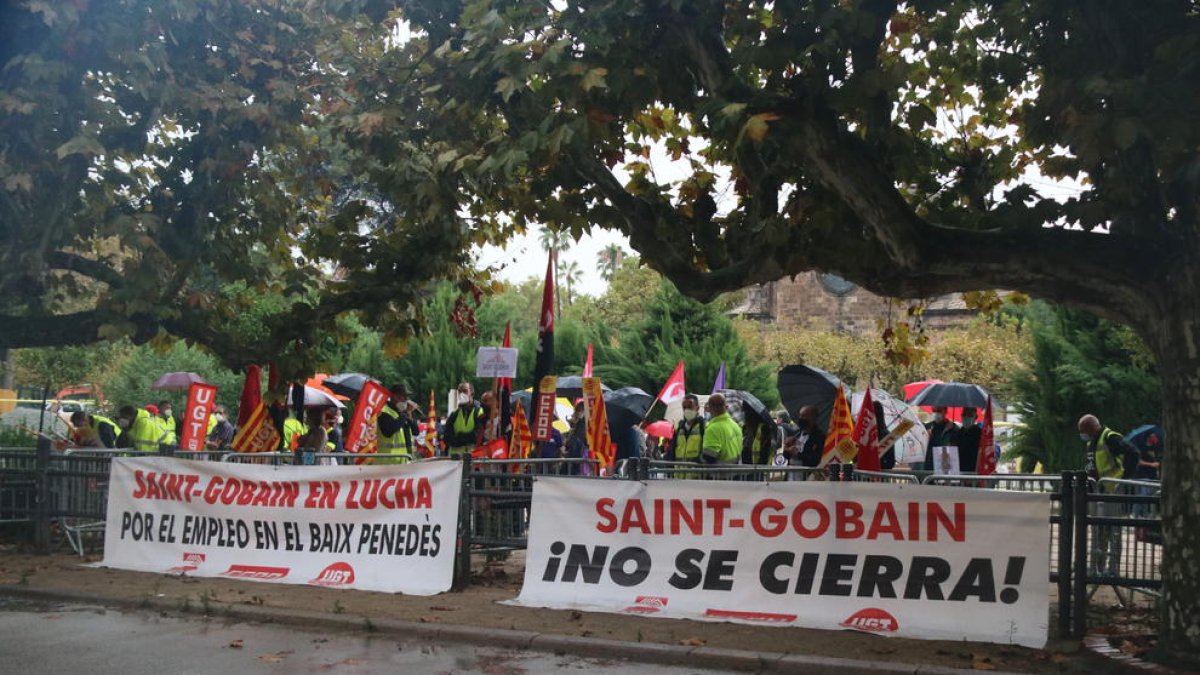 Treballadors de Saint-Gobain durant la concentració celebrada aquest dimecres davant el Parlament de Catalunya.