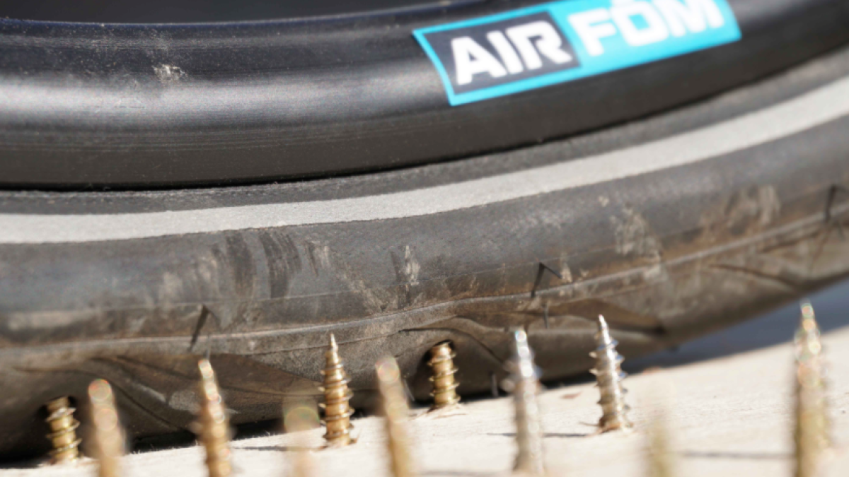 Air Fom patenta una nova solució lleugera, elàstica, sense manteniment i reciclable per evitar els danys en els pneumàtics de les bicicletes.