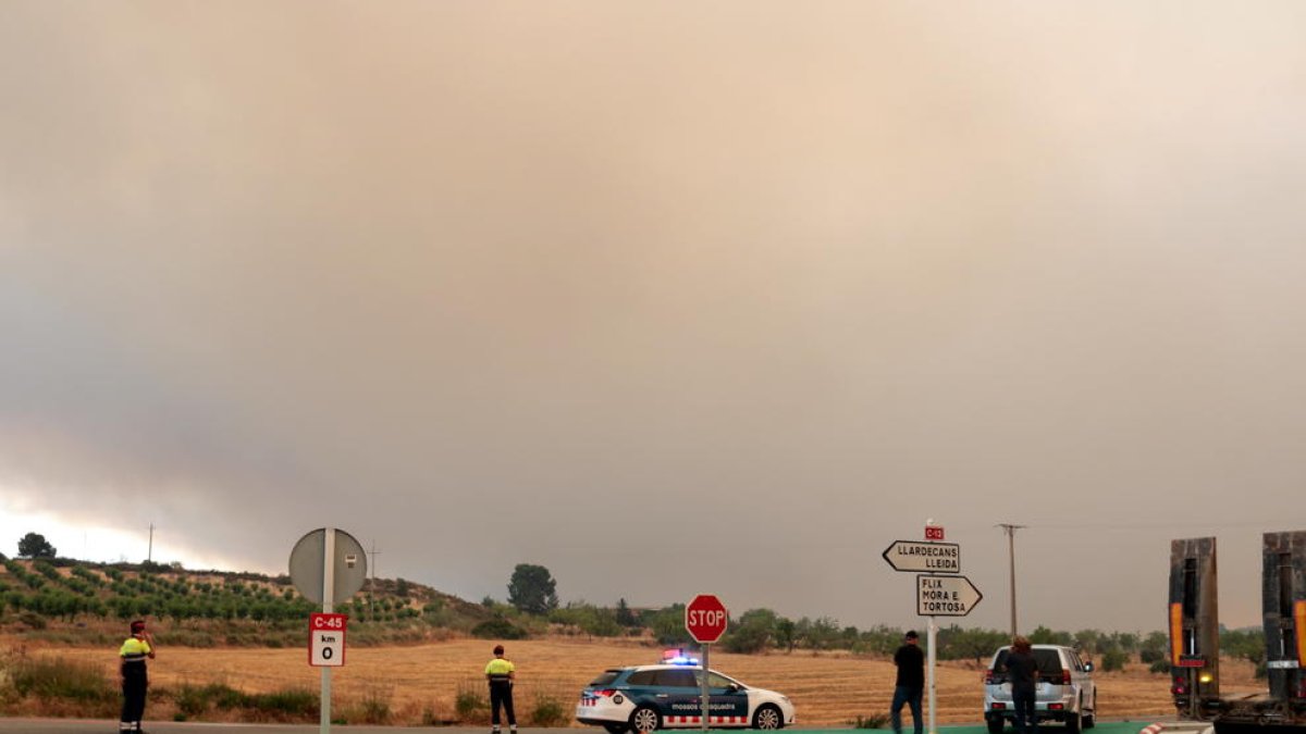 Imatges del fum que es pot veure des de Maials provinent de l'incendi que crema a la Ribera d'Ebre.