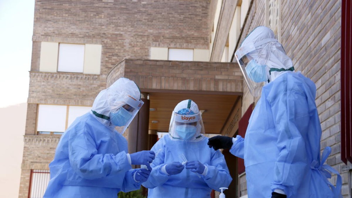 L'equip de mostres d'Atenció Primària de Lleida preparant-se per fer proves PCR en una residència d'Aitona.