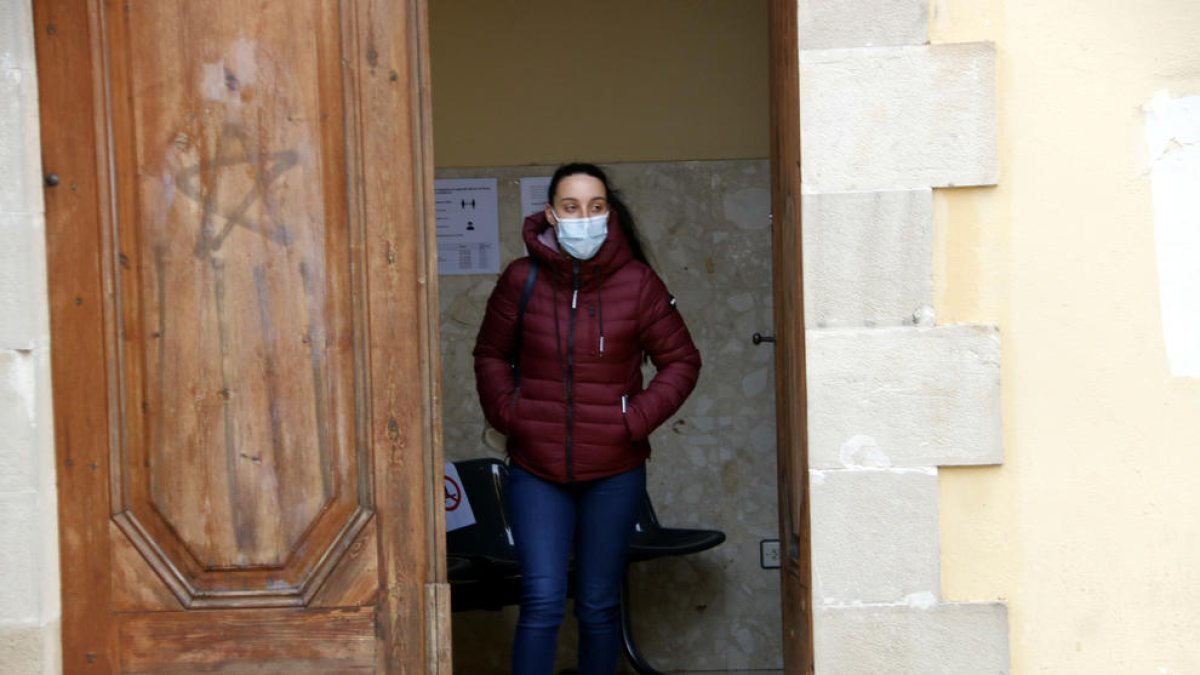 La madre del menor de un mes de Tàrrega con lesiones graves, saliendo de los juzgados de Cervera.