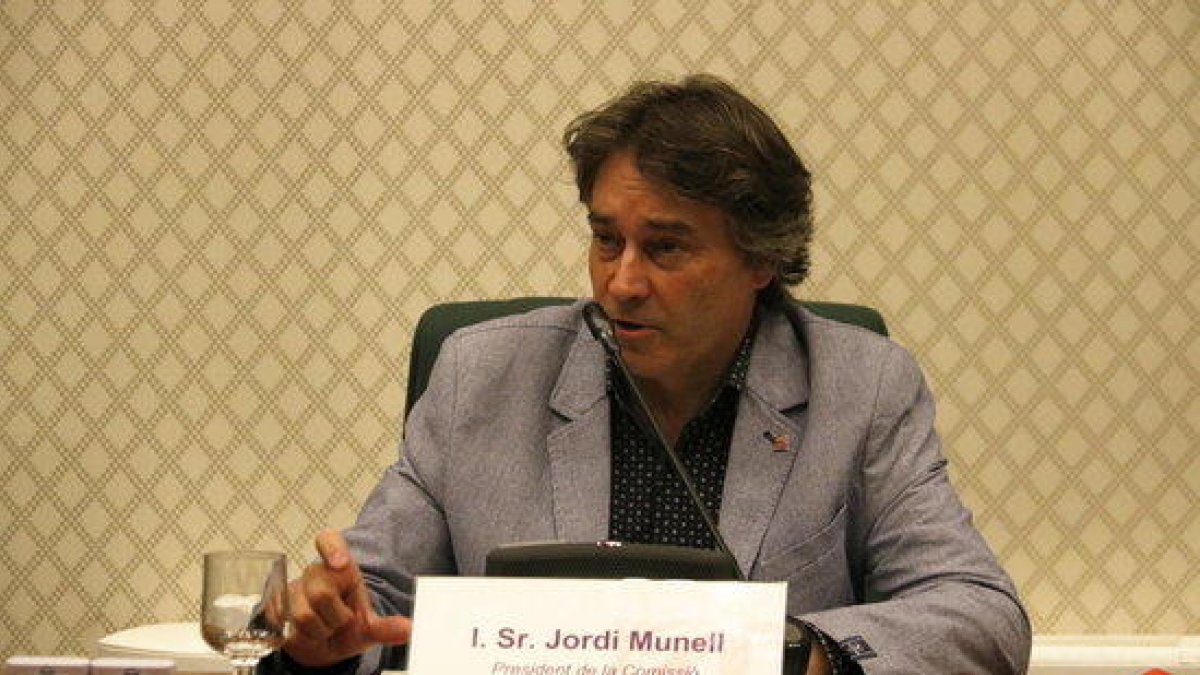 El alcalde de Ripoll y diputado de JxCat, Jordi Munell, presidiendo la comisión del Parlament que investiga los atentados de agosto de 2017