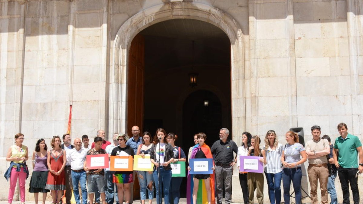 Imatge de l'acte de commemoració del Dia Internacional de l'Orgull LGTBI a la plaça de la Font.