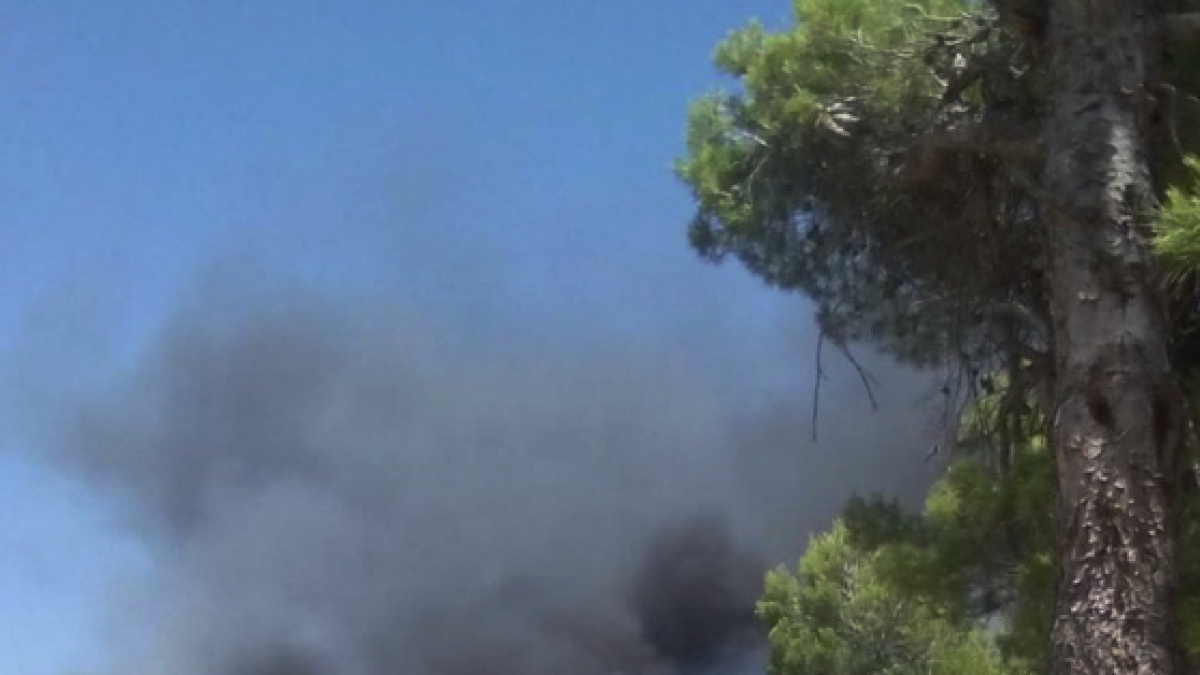 Imatge del tractor incendiat al Montmell.