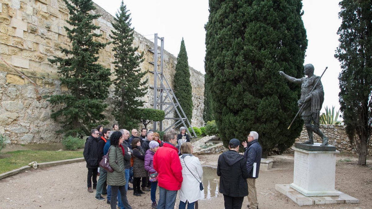 Imatge d'arxiu de l'estàtua durant una visita guiada al Passeig Arquològic.