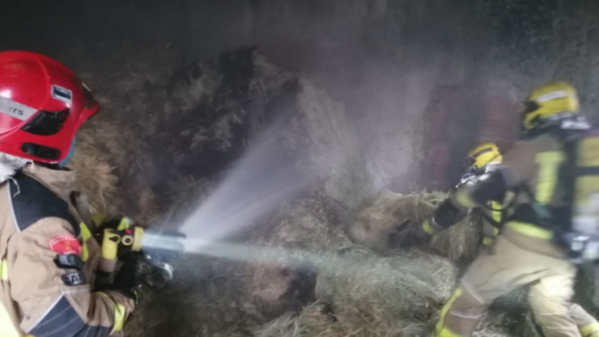 L'incendi ha afectat diverses bales de palla emmagatzemades en una