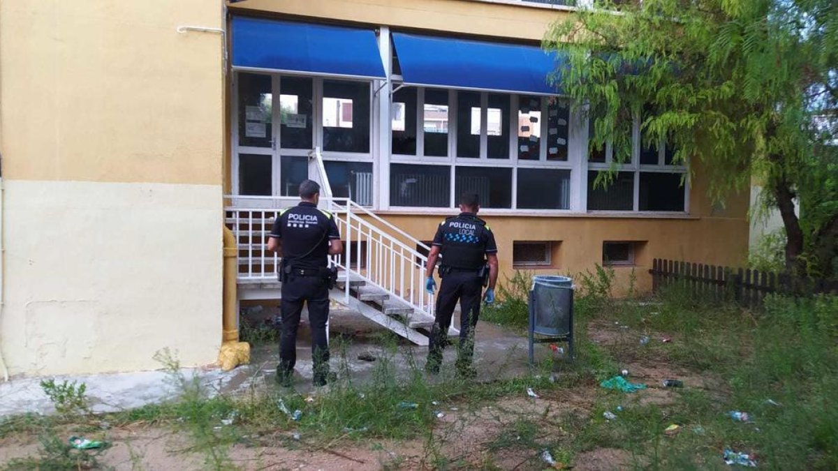 Los agentes se han trasladado a la antigua sede de la Biblioteca.