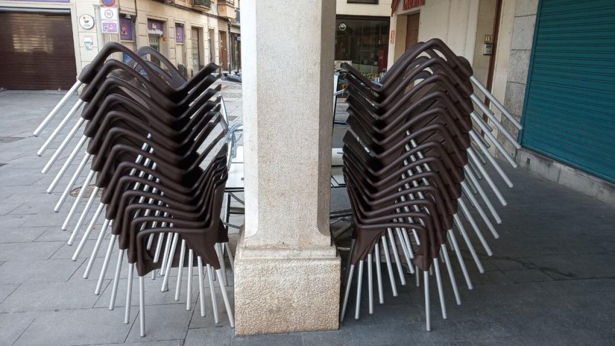 Una terraza de la Plaza del Mercadal recogida.