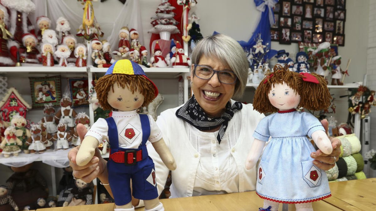 Isabel Marsal con los dos muñecos que ha diseñado y confeccionado en su estudio de Reus.