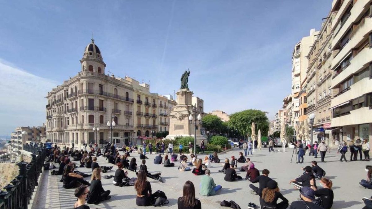 Los profesores y centros de danza han protesta delante del Balcón del Mediterráneo.