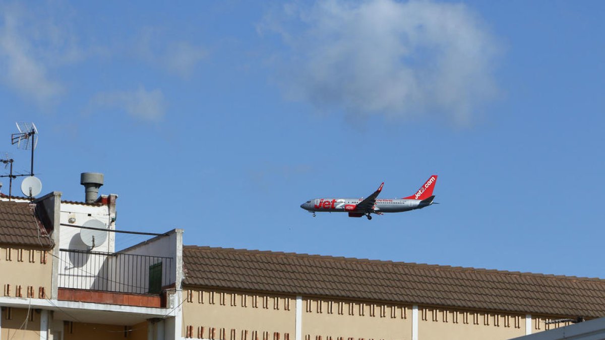 Una imatge d'arxiu d'un avió de Jet2 sobrevolant Tarragona.