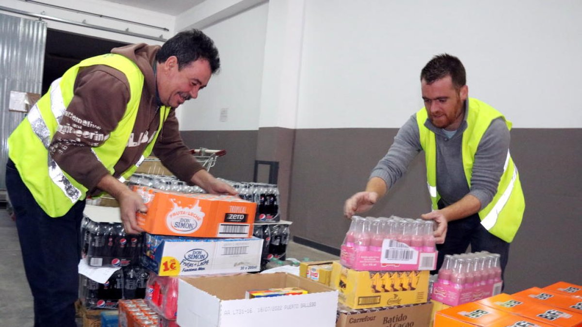 Voluntarios en la sede del Banco de los Alimentos en el Campo de Tarragona, ubicada en Reus, clasificando alimentos.