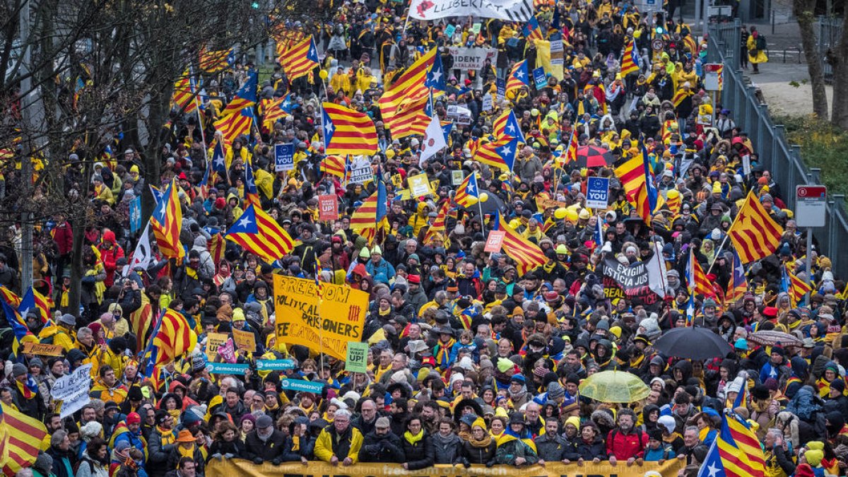 Imatge aèria de la capçalera de la manifestació de Brussel·les del 7 de desembre del 2017.