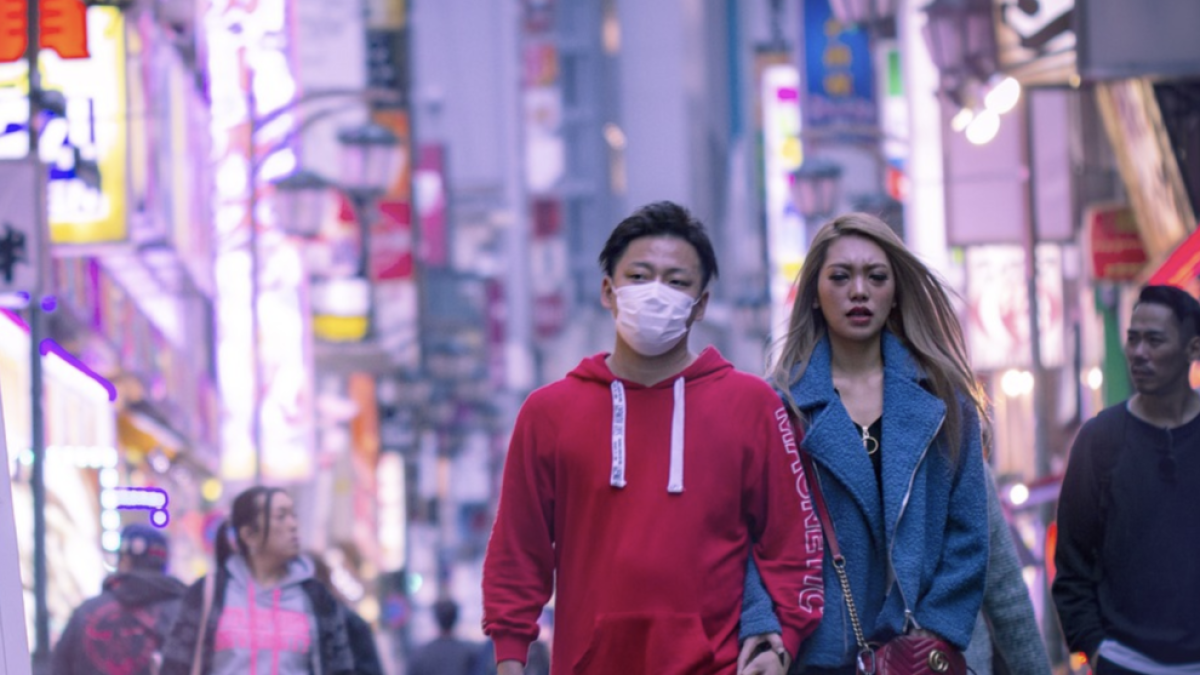 Imagen de archivo de dos personas paseando por Singapur.