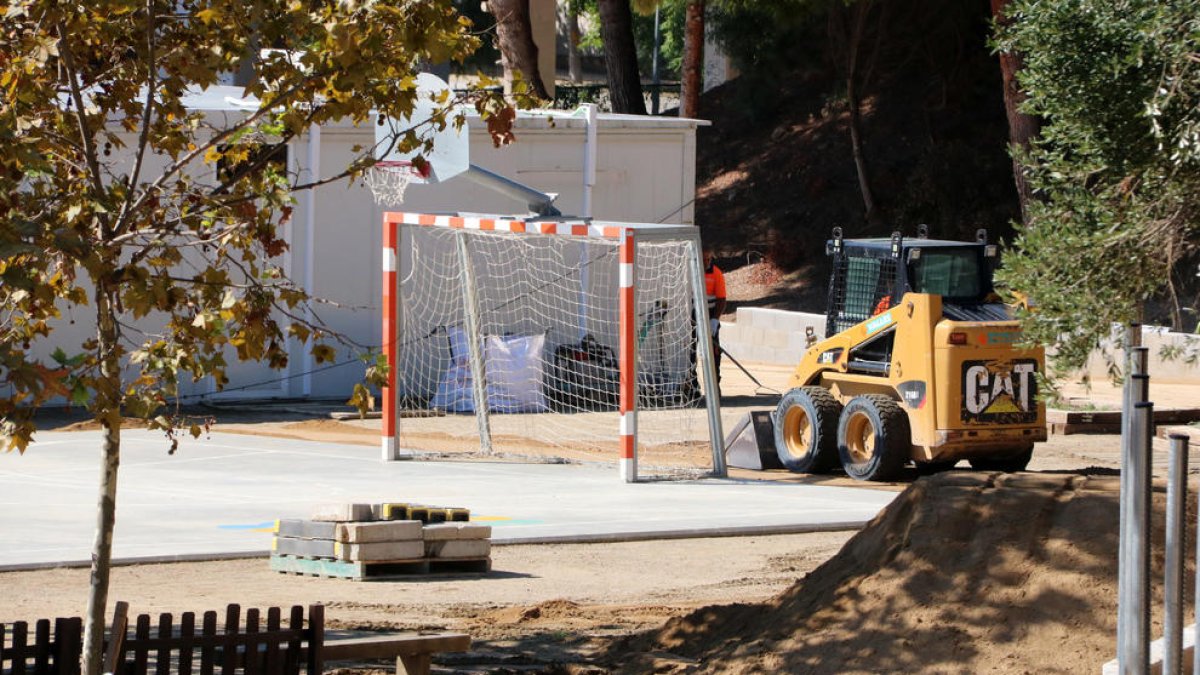 El patio de la escuela Vilamar de Calafell mientras circulan excavadoras a pocos días del inicio del curso 2020-21.