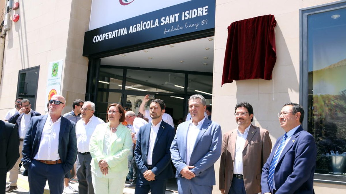 Les autoritats amb el conseller de Territori, Damià Calvet, a l'exterior de la Cooperativa de Juncosa.