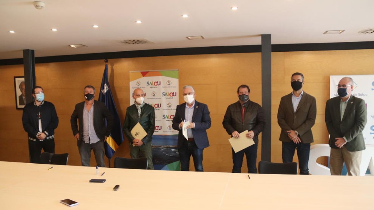 Plano general del acto de firma del manifiesto entre el alcalde de Salou, Pere Granados, y representantes de las asociaciones empresariales del municipio.